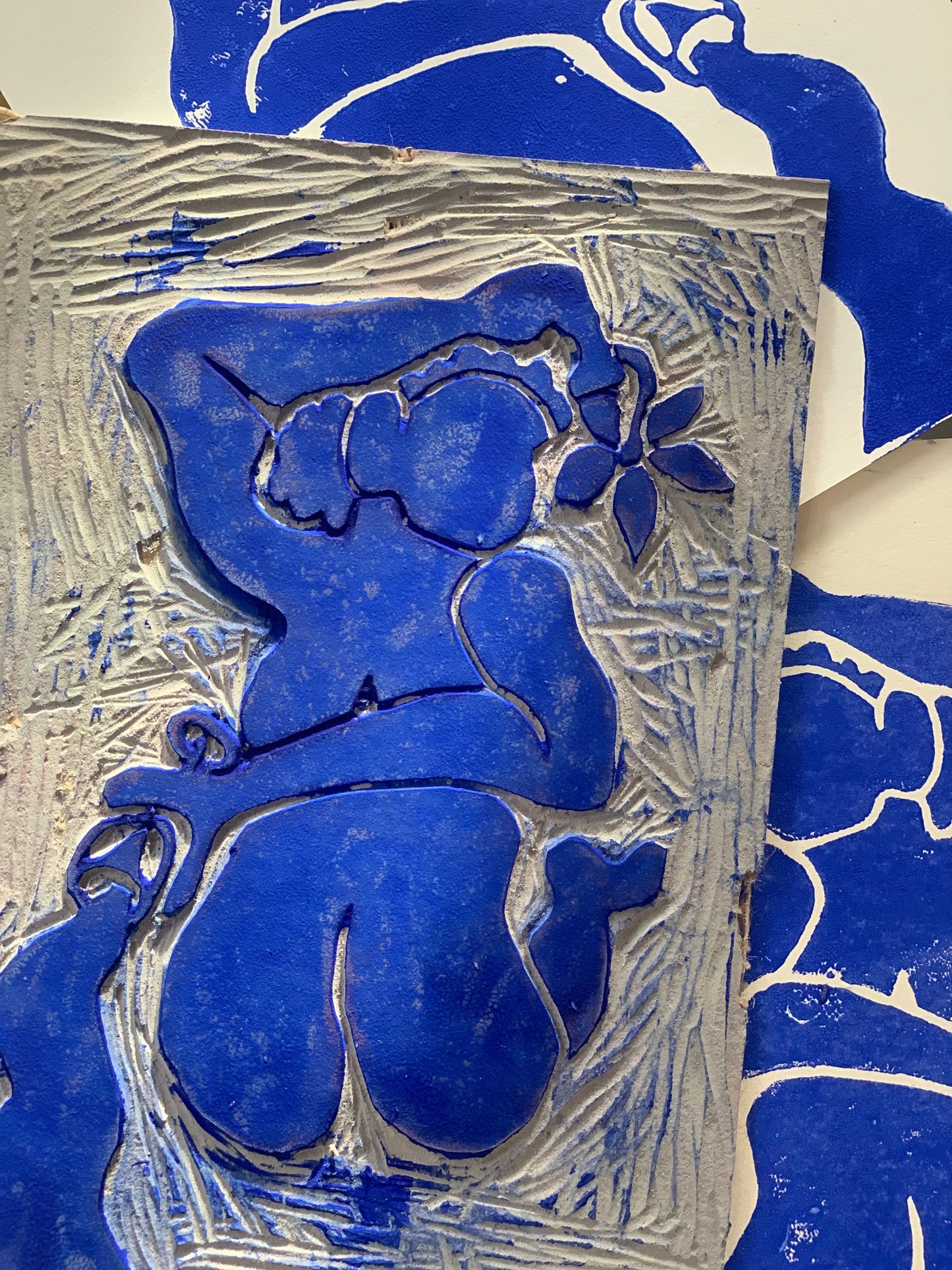 Frau mit Blume und Glas Linoldruck